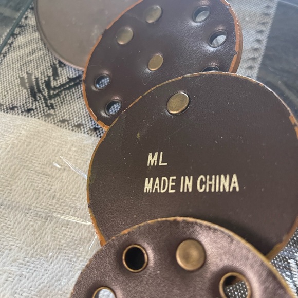 Brass buckle belt leather discs in one size. - Picture 4 of 9